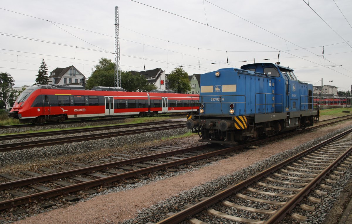 442 338-0 und 442 856-1 treffen am 12.8.2017 als S1 nach Warnemünde im Rostocker Hauptbahnhof auf 293 021-6.