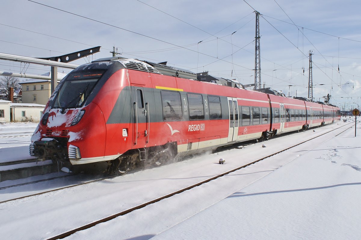 442 346-3 verlässt am 27.2.2018 als RB12 (RB13261) nach Ribnitz-Damgarten West den Rostocker Hauptbahnhof.