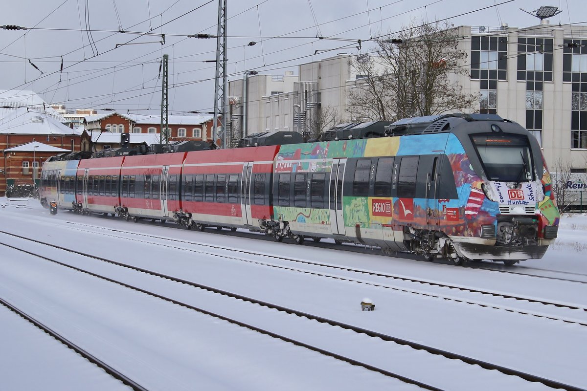 442 354-7 erreicht am 27.2.2018 als S3 von Güstrow nach Warnemünde den Rostocker Hauptbahnhof.