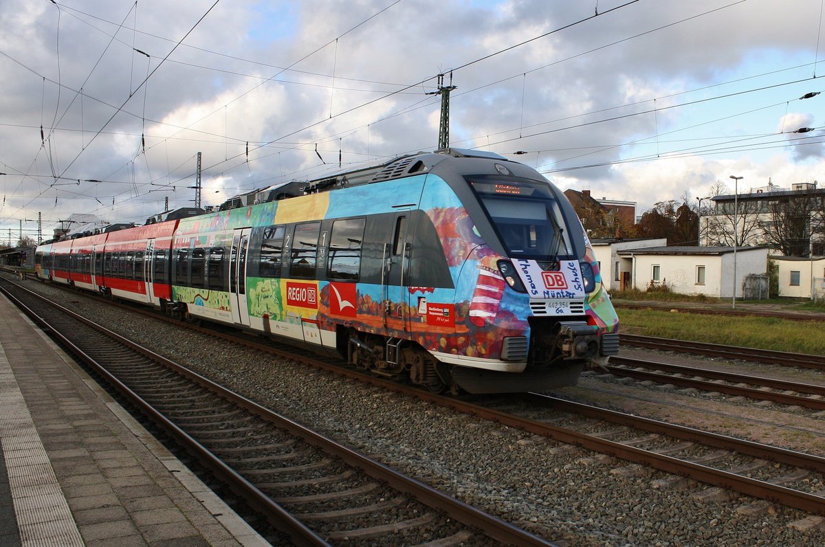 442 354-7 fährt am 13.11.2017 als S3 von Warnemünde nach Güstrow aus dem Rostocker Hauptbahnhof aus.