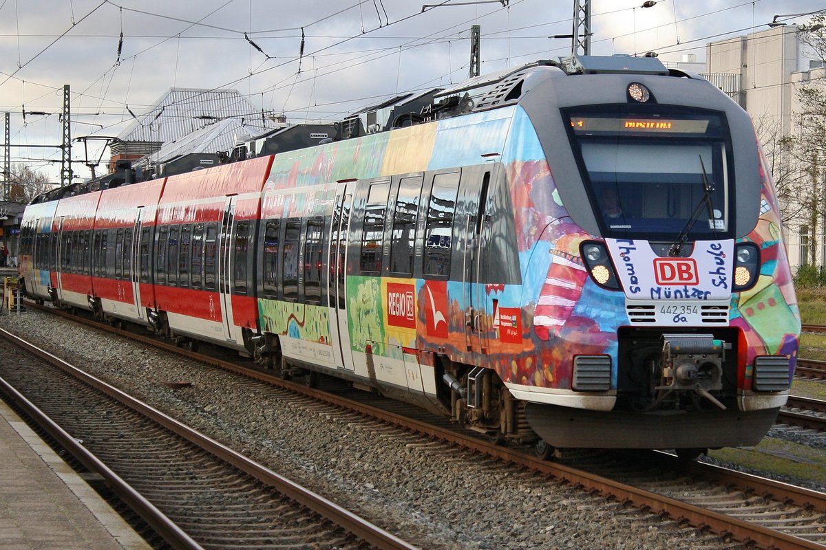 442 354-7 verlässt am 13.11.2017 als S3 von Warnemünde nach Güstrow den Rostocker Hauptbahnhof.