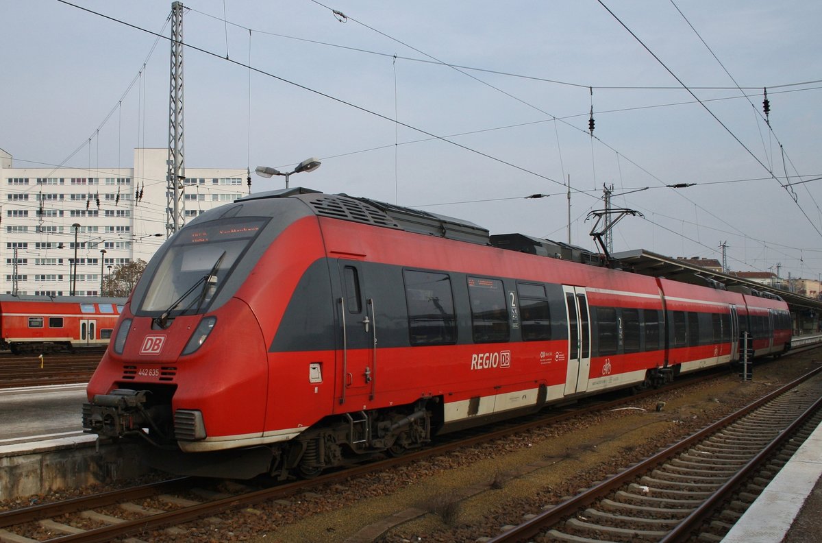 442 635-9 verlässt am 11.2.2017 als RB24 (RB18354) von Eberswalde Hauptbahnhof nach Senftenberg den Bahnhof Berlin Lichtenberg.