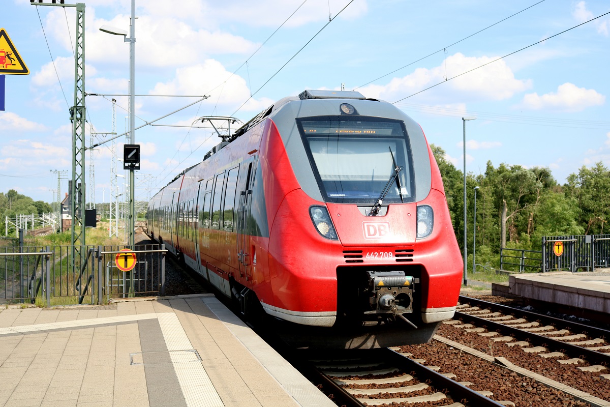 442 709 DB (Bombardier Talent 2) als RE 18392 (RE10) von Cottbus nach Leipzig Hbf erreicht den Bahnhof Falkenberg(Elster) auf Gleis 6. [8.7.2017 - 15:59 Uhr]