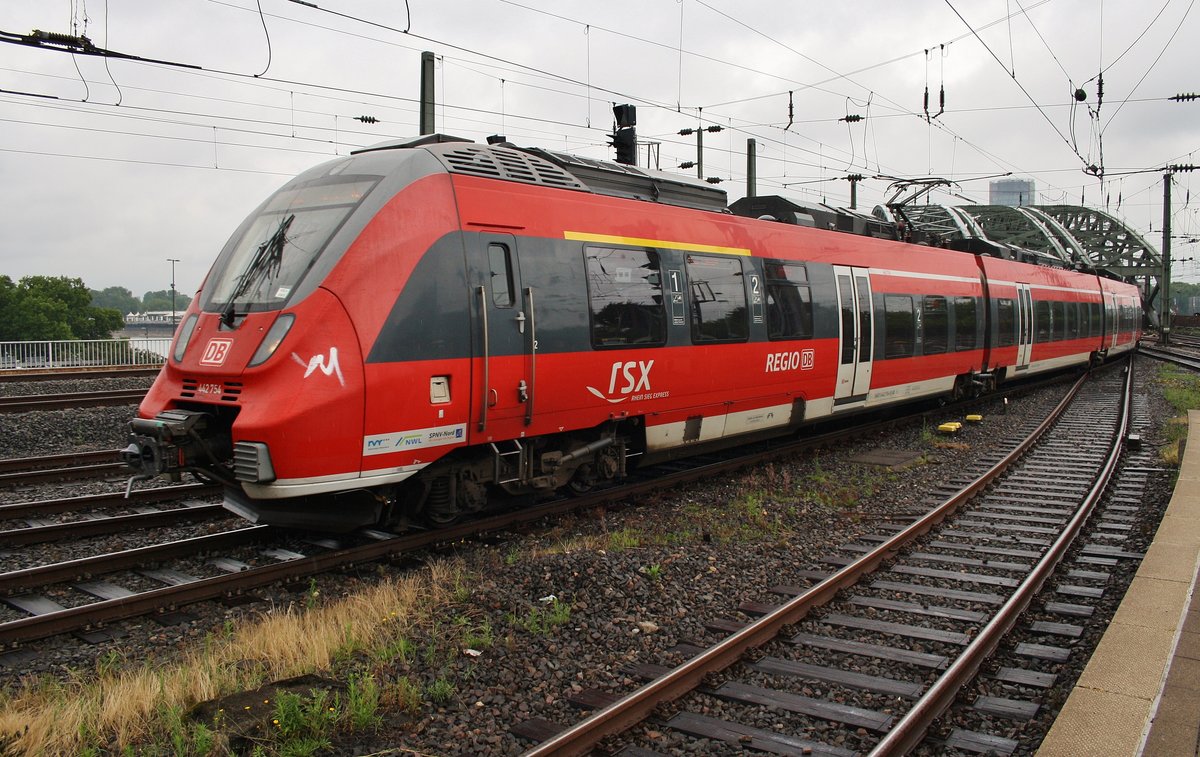 442 754-8 und 442 263-0 fahren am 1.7.2017 als RE9 (RE10924)  Rhein-Sieg-Express  von Siegen nach Aachen Hauptbahnhof in den Kölner Hauptbahnhof ein.