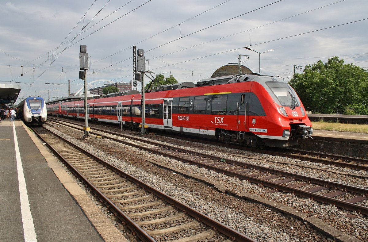 442 759-7 und 442 754-8 verlassen am 3.7.2017 als RE9 (RE10922)  Rhein-Sieg-Express  von Siegen nach Aachen Hauptbahnhof den Bahnhof Köln Messe/Deutz. 
