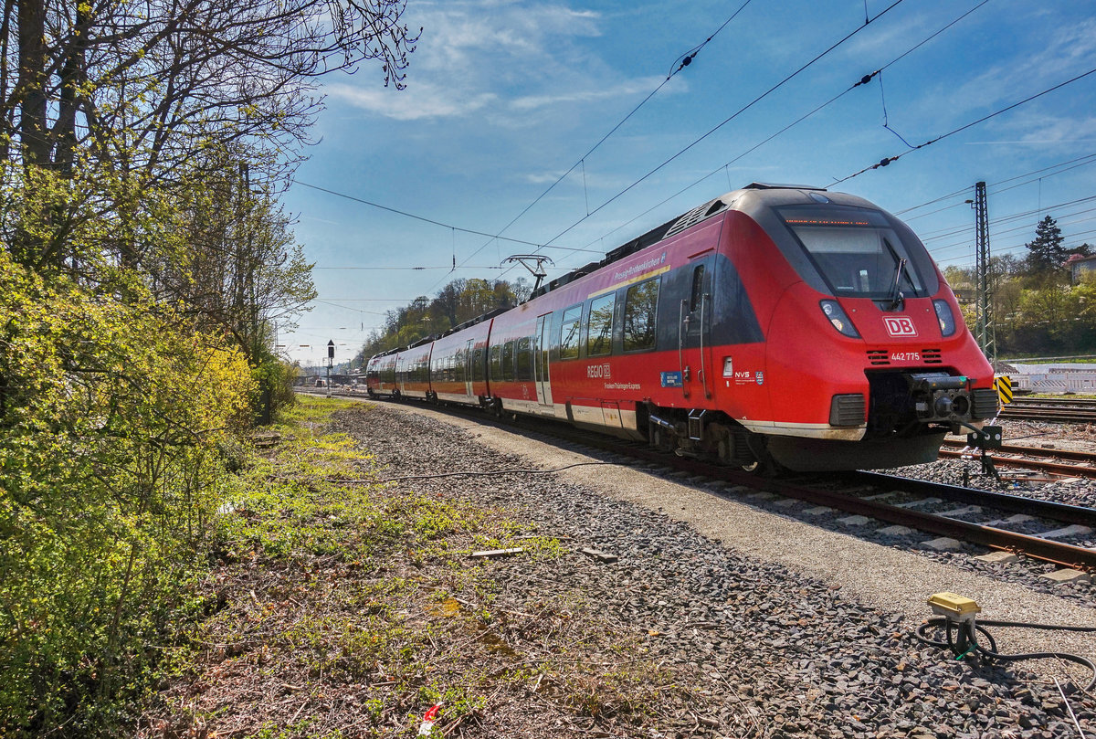 442 775 fährt als RE 4836 (Nürnberg Hbf - Lichtenfels - Sonneberg (Thür) Hbf) aus dem Bahnhof Coburg aus.
Aufgenommen am 10.4.2017.