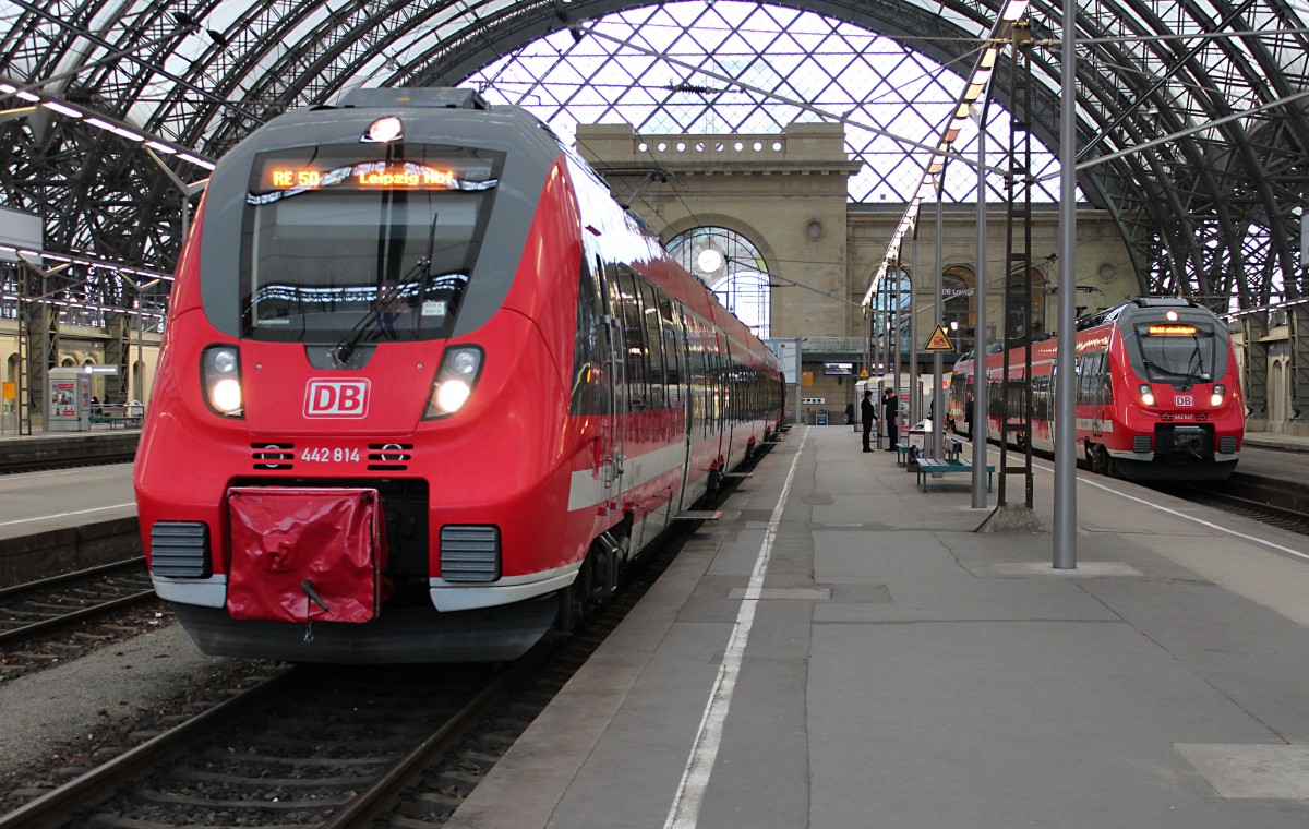 442 814 steht am 15.02.2014  mit dem RE 17058 nach Leipzig Hbf zur Abfahrt in Dresden Hbf bereit, im Hintergund steht 442 647 nach  Nicht Einsteigen . 