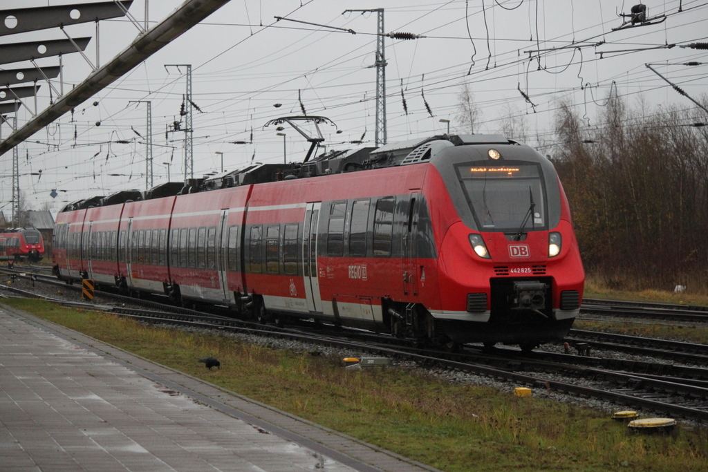 442 825-6 beim Rangieren am Mittag des 07.12.2018 im Rostocker Hbf.