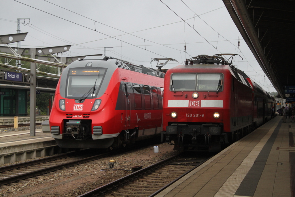 442 841 als S 2(33406)von Gstrow nach Warnemnde bei der Einfahrt im Rostocker Hbf neben an stand 120 201-9 mit RE4306(Rostock-Hamburg)29.07.2016 