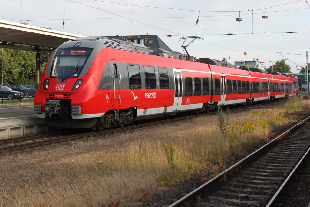 442 844 als S1(Warnemünde-Rostock)kurz vor der Ausfahrt am Morgen des 22.06.2016 im Bahnhof von Warnemünde.