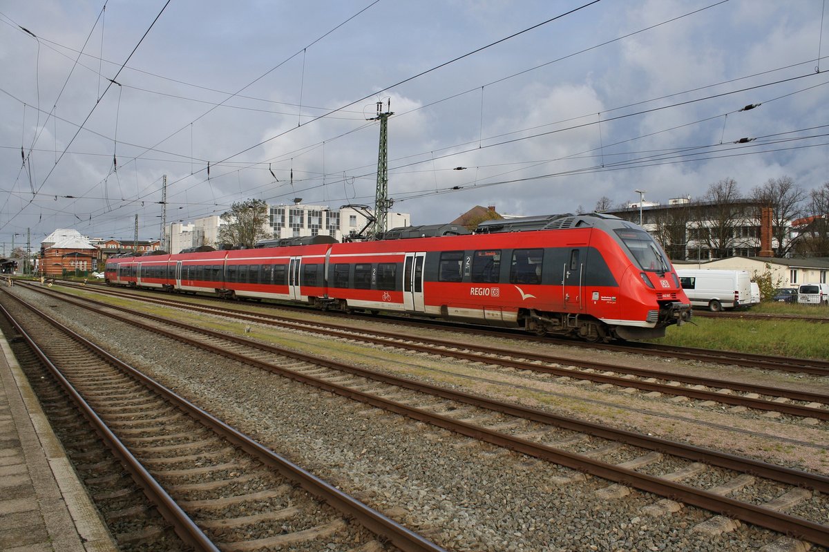 442 847-0 erreicht am 31.10.2017 als S3 von Güstrow nach Warnemünde den Rostocker Hauptbahnhof.