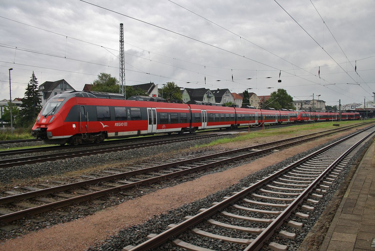 442 851-2 und 442 344-8 erreichen am 12.8.2017 als S1 von Warnemünde nach Rostock Hauptbahnhof das Ziel der Fahrt.
