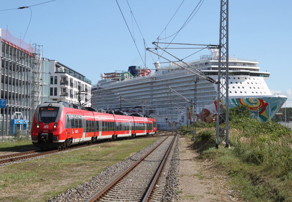 442 852 als S2(Warnemünde-Güstrow)bei der Einfahrt in Warnemünde Werft neben an lag die Norwegian Getaway der Reederei Nowegian Cruise Line.06.08.2017