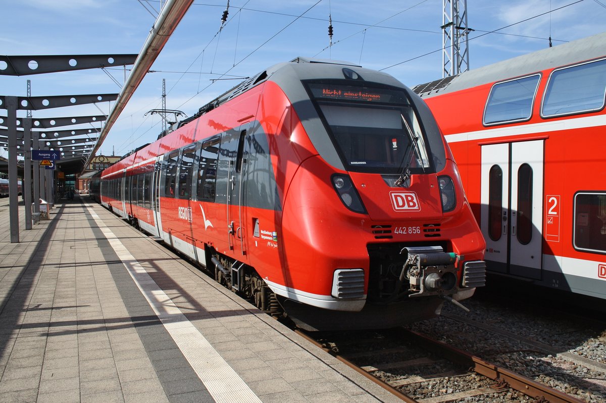 442 856-2 kam am 22.7.2016 als S2 aus Güstrow nach Rostock Hauptbahnhof.