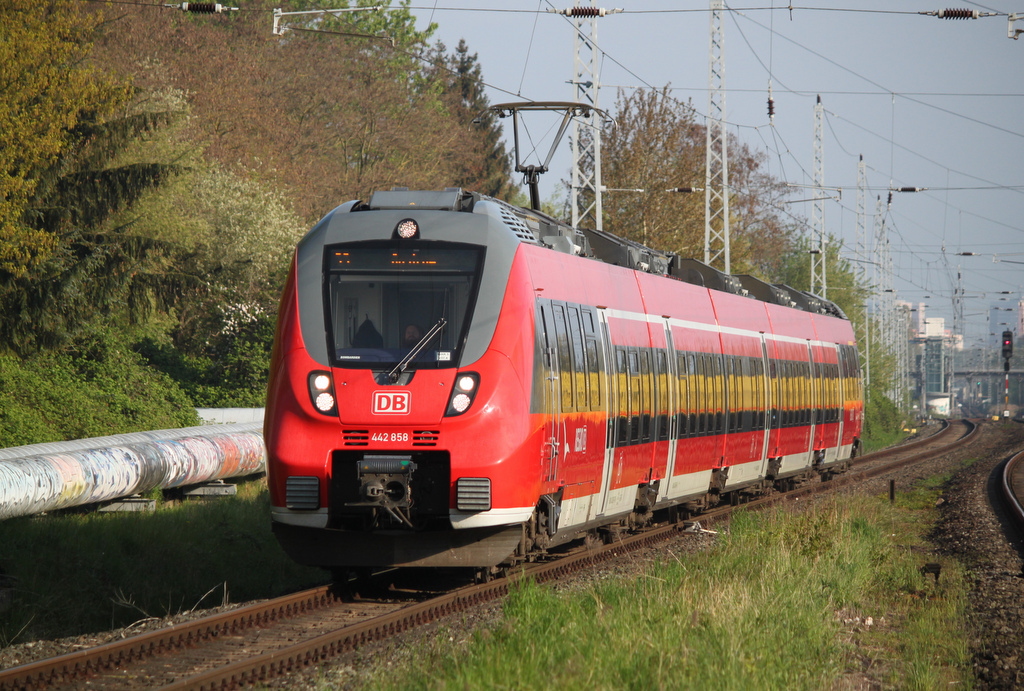 442 858 als S3(Warnemünde-Güstrow)bei der Einfahrt im Haltepunkt Rostock-Bramow mit äußerst gut Gelauten Lokführer.14.05.2017 