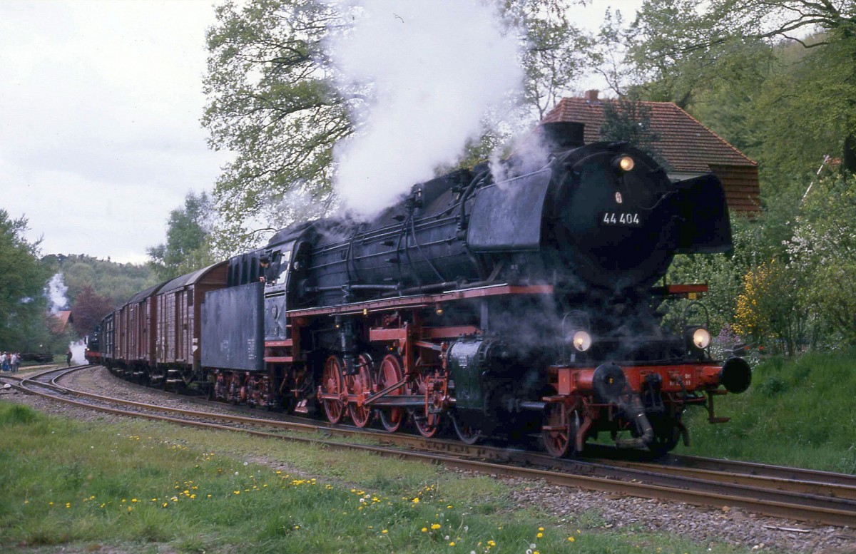 44404 war einige Jahre Gastlok auf der TWE und zog dort diverse Museumszüge. Am 28.4.1990 war sie Teil einer Sonderveranstaltung. Hier steht sie mit einem Fotogüterzug im Bahnhof Brochterbeck.