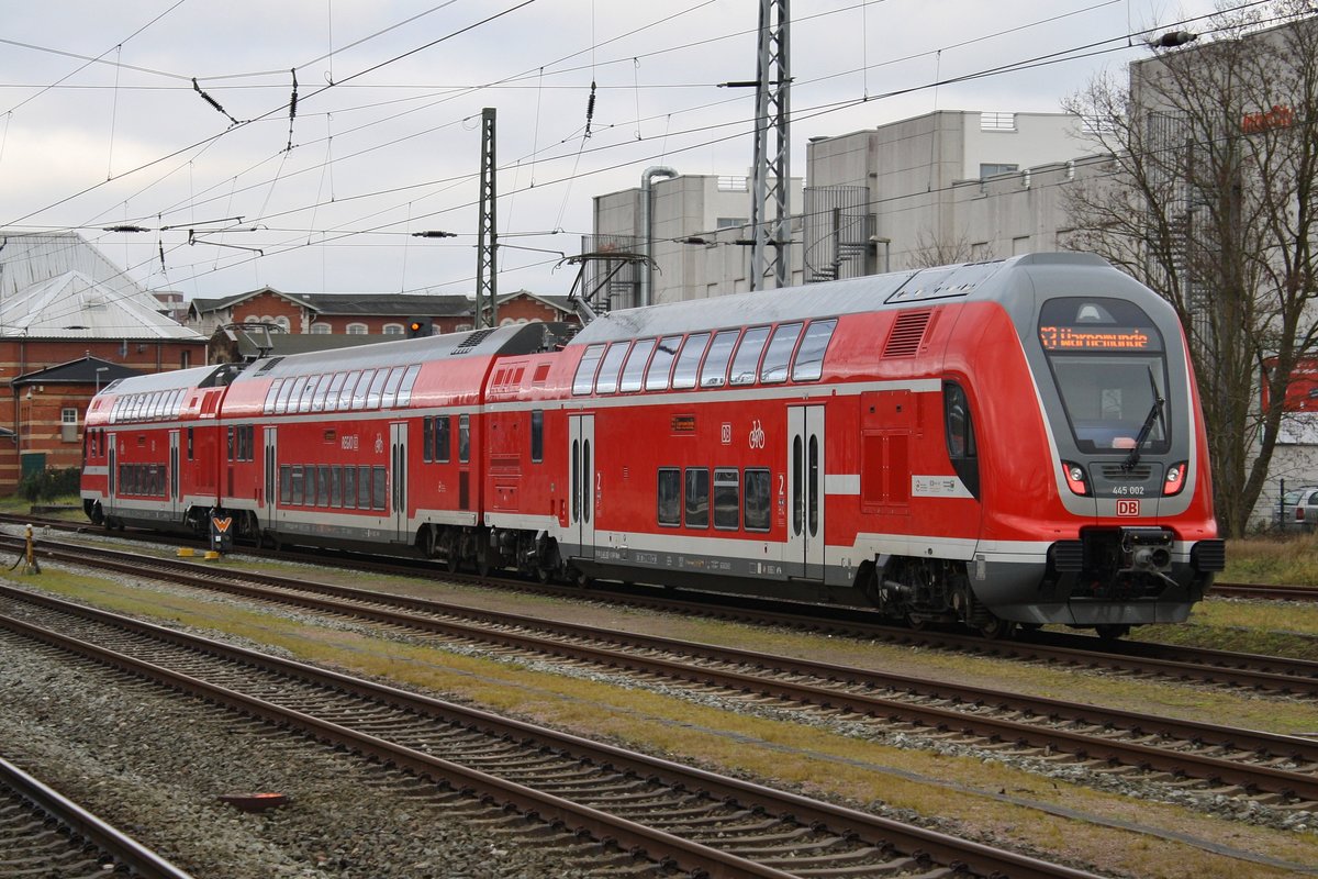 445 002-2 erreicht am 1.12.2017 als S3 von Güstrow nach Warnemünde den Rostocker Hauptbahnhof.