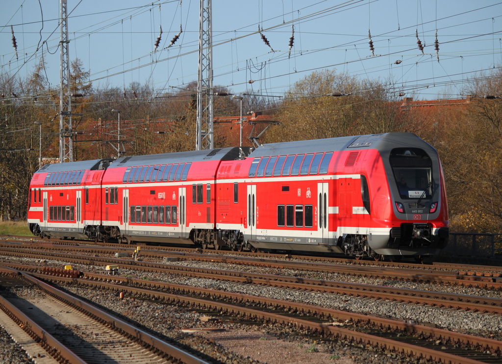 445 002-2+Twindexxwagen DBpza 782.1+445 010-5 als S3 von Güstrow nach Warnemünde bei der Ausfahrt im Rostocker Hbf.17.11.2017 