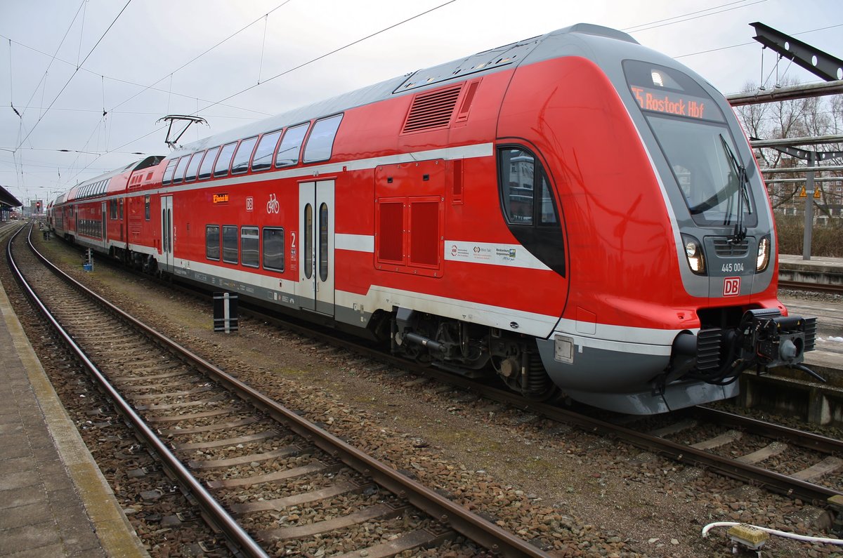 445 004-8 hat am 22.3.2018 als RE5 (RE4360) von Elsterwerda den Rostocker Hauptbahnhof erreicht.