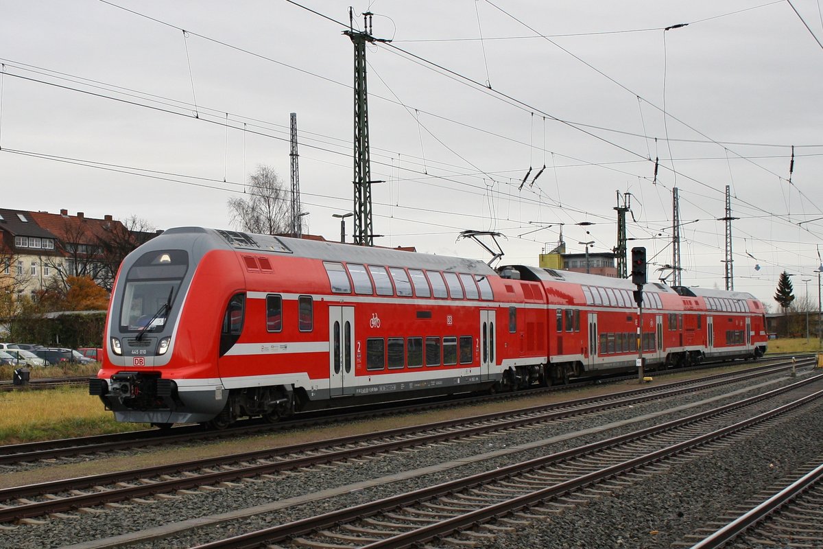 445 010-5 erreicht am 24.11.2017 als S3 von Güstrow nach Warnemünde den Rostocker Hauptbahnhof.