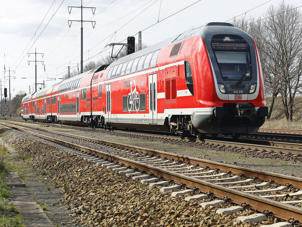 445 010 als RE 5 nach Elsterwerder mit 445 005 als Schubteil am 24. März 2019 in Diedersdorf.