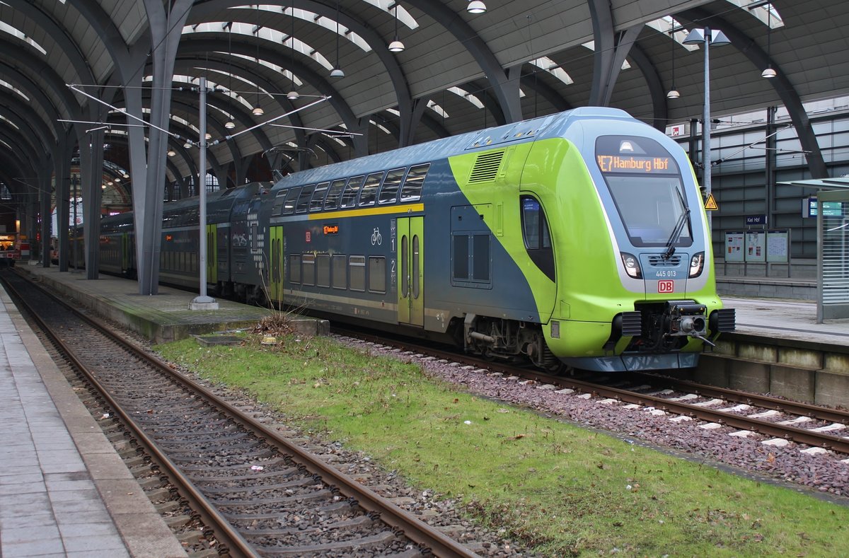 445 013-9 steht am 20.1.2018 als RE7 (RE21123) von Kiel Hauptbahnhof nach Hamburg Hauptbahnhof im Startbahnhof bereit.