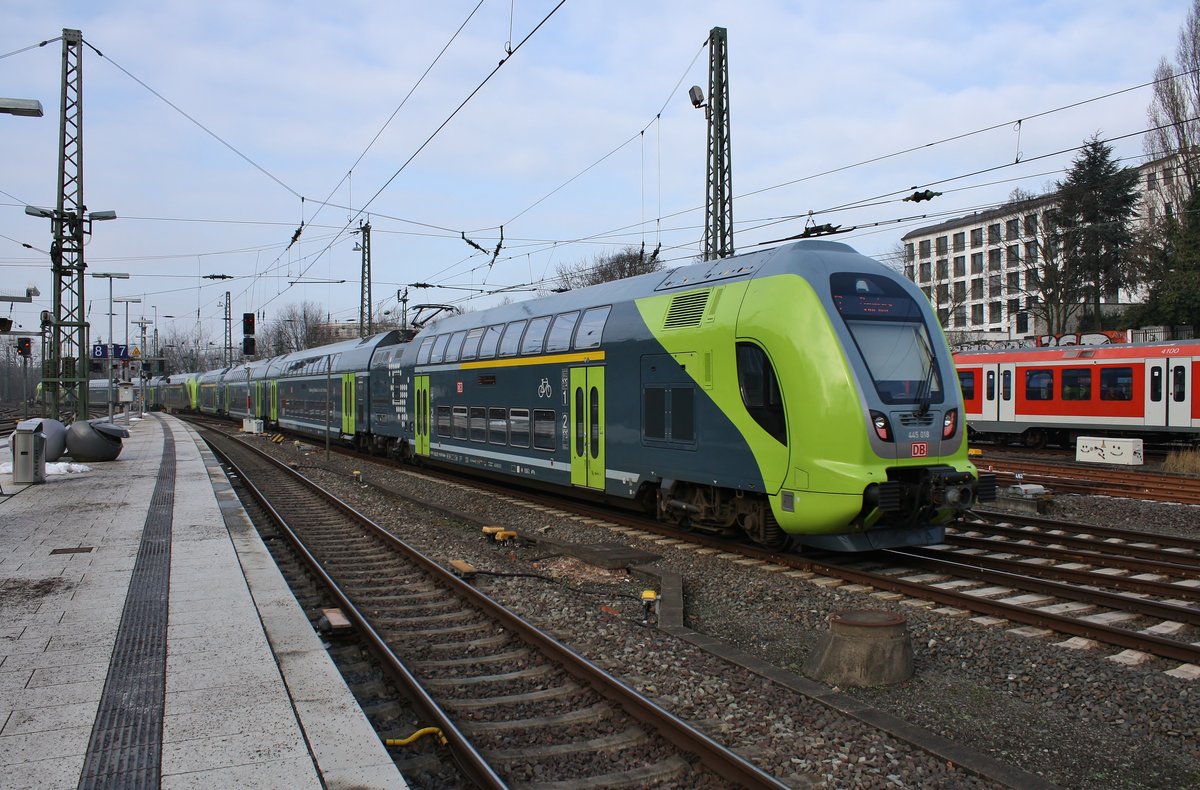 445 018-8 fährt am 10.2.2018 als RE7 (RE21068) nach Flensburg zusammen mit 445 016-2 als RE7 (RE21118) nach Kiel Hauptbahnhof aus dem Hamburger Hauptbahnhof aus.
