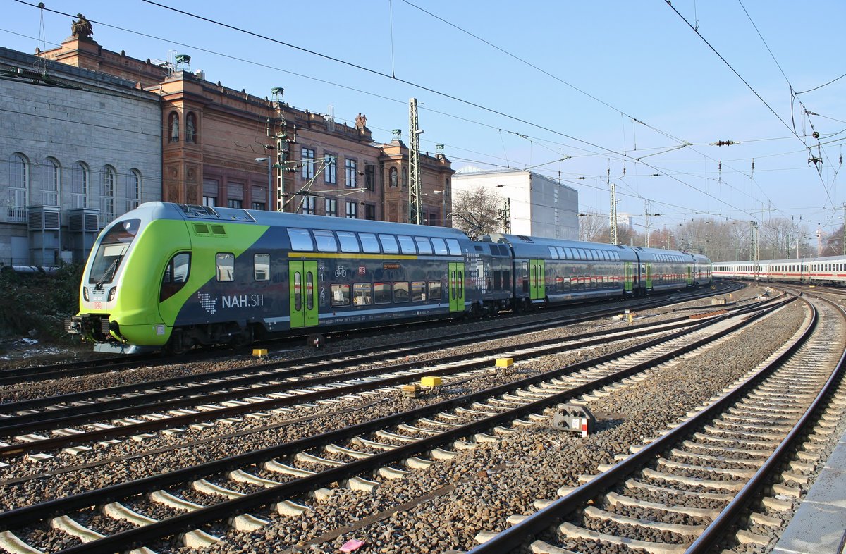 445 020-4 erreicht am 10.2.2018 als RE7 (RE21065) von Flensburg zusammen mit 445 014-7 als RE7 (RE21115) von Kiel Hauptbahnhof den Hamburger Hauptbahnhof.
