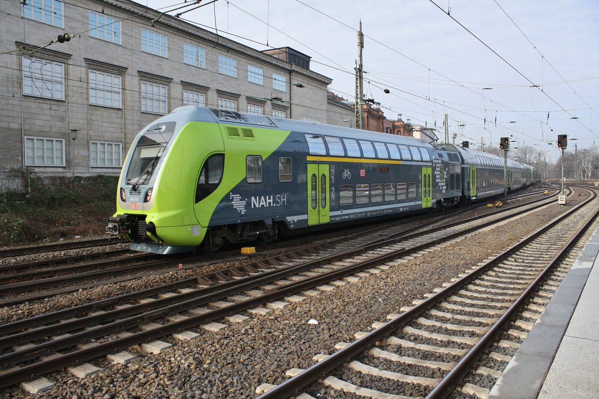 445 020-4 verlässt am 10.2.2018 als RE7 (RE21064) nach Flensburg zusammen mit 445 014-7 als RE7 (RE21114) nach Kiel Hauptbahnhof den Hamburger Hauptbahnhof.