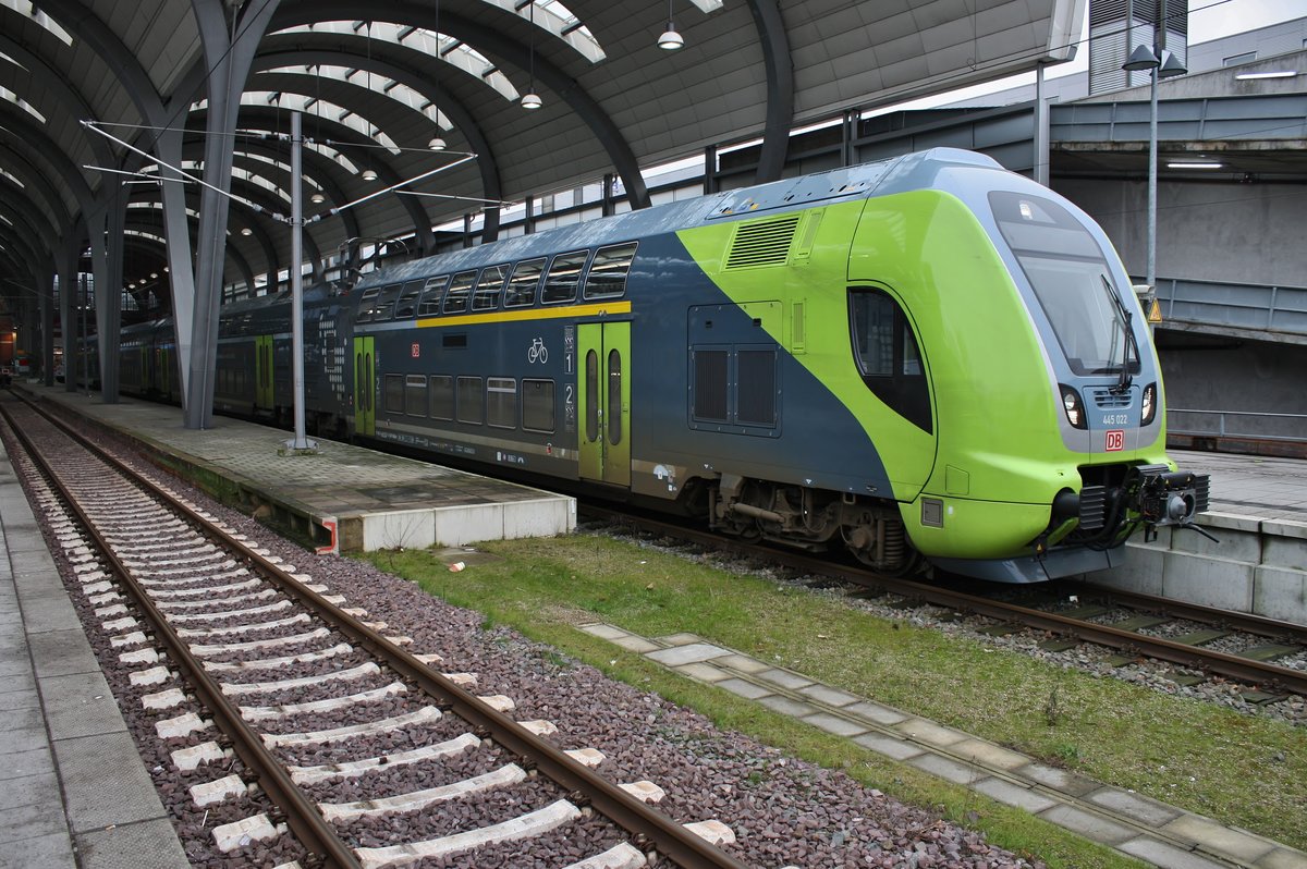 445 022-0 wartet am 20.1.2018 als RE7 (RE21121) nach Hamburg Hauptbahnhof im Kieler Hauptbahnhof auf Abfahrt.