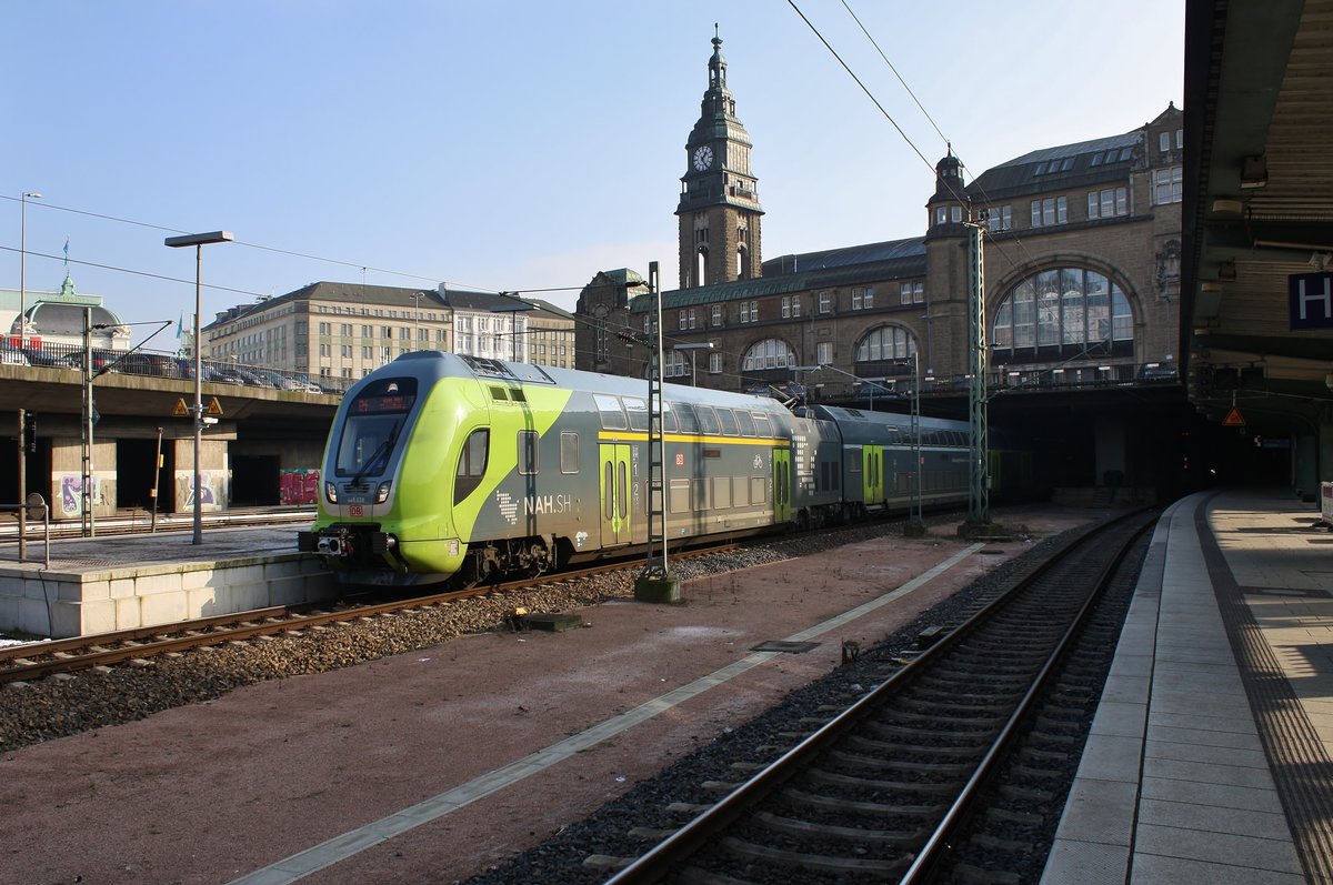 445 039-4 steht am 10.2.2018 als RE7 (RE21118) nach Kiel Hauptbahnhof zusammen mit 445 041-0 als RE7 (RE21068) nach Flensburg im Hamburger Hauptbahnhof bereit.