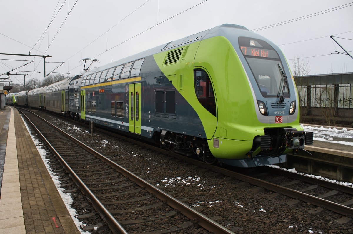 445 040-2 steht am 20.1.2018 als RE7 (RE21112) von Neumünster nach Kiel Hauptbahnhof in Neumünster bereit.