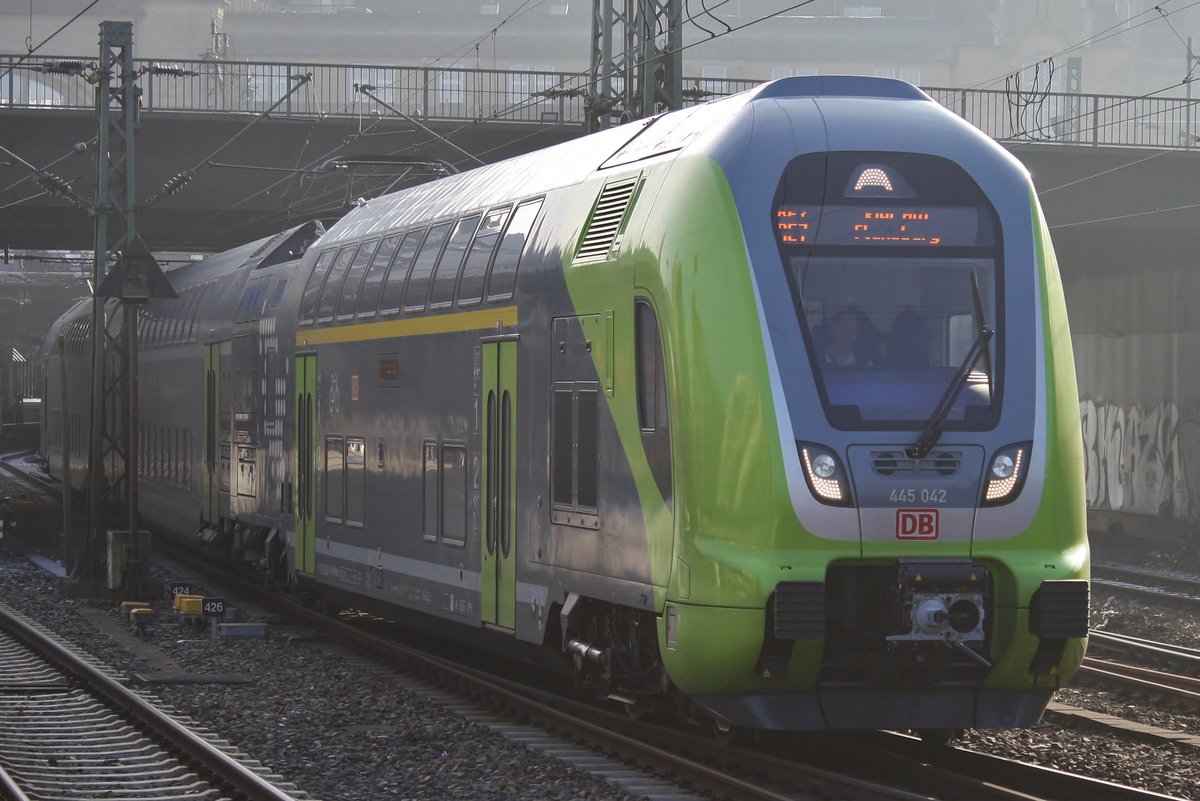 445 042-8 verlässt am 10.2.2018 als RE7 (RE21116) nach Kiel Hauptbahnhof zusammen mit 445 011-3 als RE7 (RE21066) nach Flensburg den Hamburger Hauptbahnhof.
