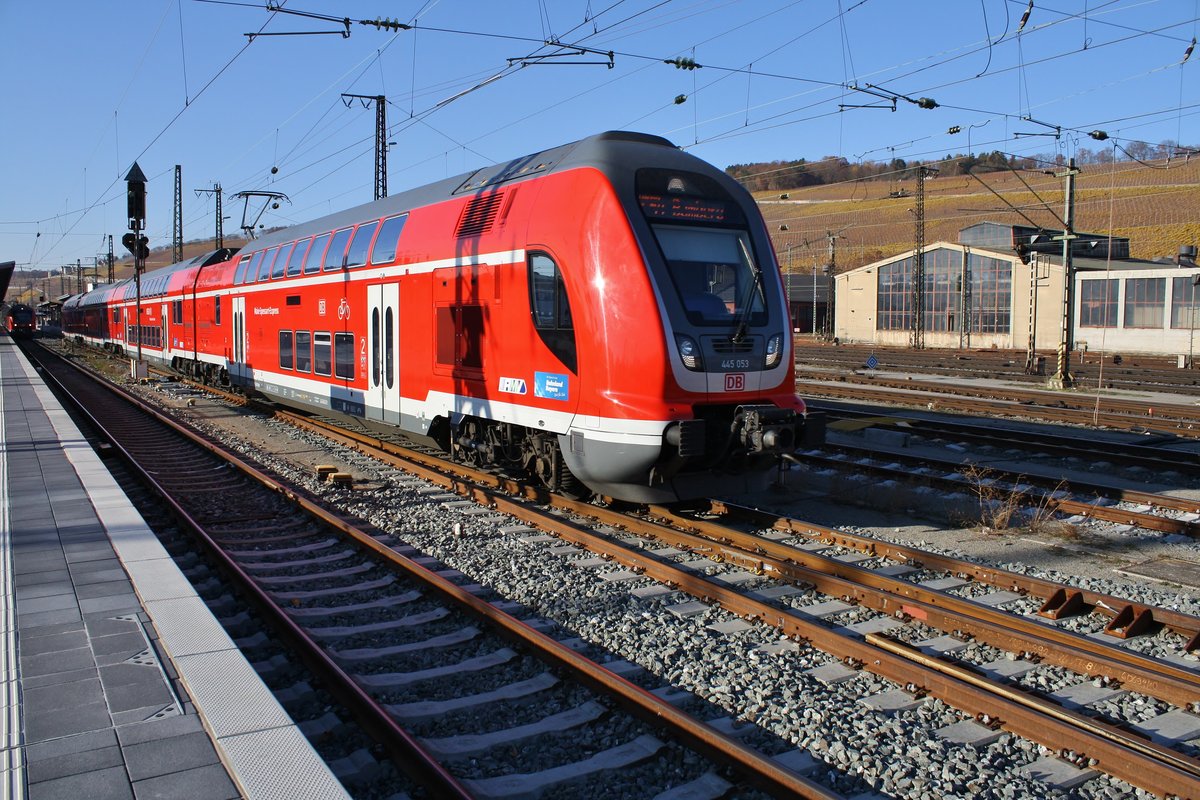445 053-5 macht sich am 17.11.2018 als RE54 (RE4613) von Frankfurt(Main) Hauptbahnhof nach Bamberg im Würzburger Hauptbahnhof auf den Weg. 