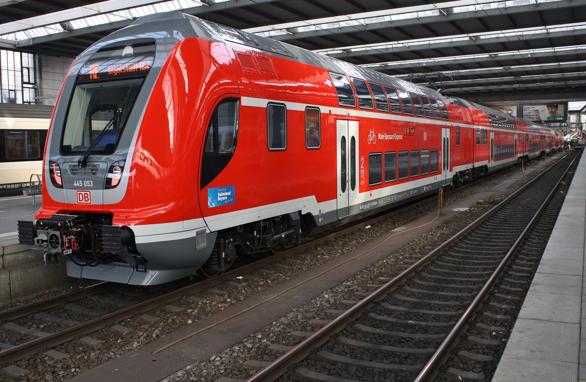 445 053-5 steht am 6.1.2018 als RE4884 nach Ingolstadt Hauptbahnhof im Münchener Hauptbahnhof bereit.