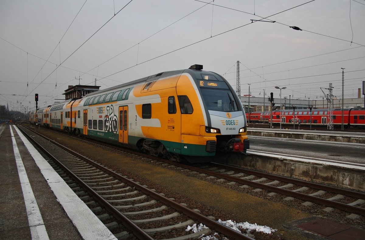 445 103-5 erreicht am 11.2.2017 als RE2 (RE63964) von Schwerin Hauptbahnhof nach Cottbus den Bahnhof Berlin Lichtenberg.