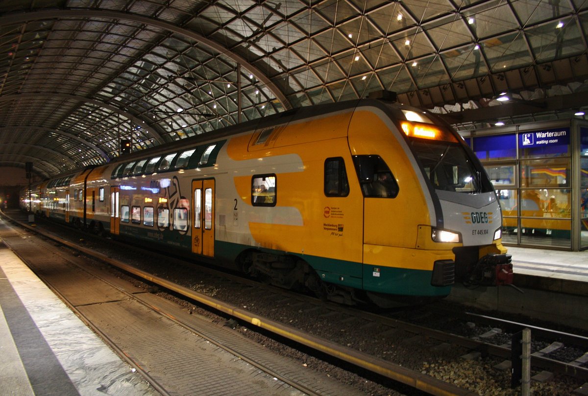 445 104-3 steht am 17.12.2016 als RE4 (RE56575) von Ludwigsfelde nach Rathenow in Berlin Spandau.