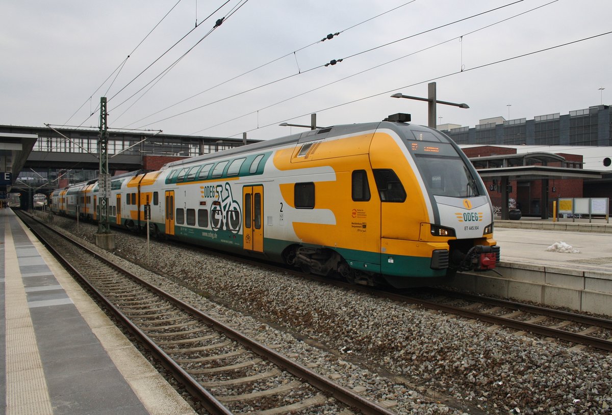 445 104-3 verlässt am 11.2.2017 als RE2 (RE63976) von Wittenberge nach Cottbus den Bahnhof Berlin Gesundbrunnen.