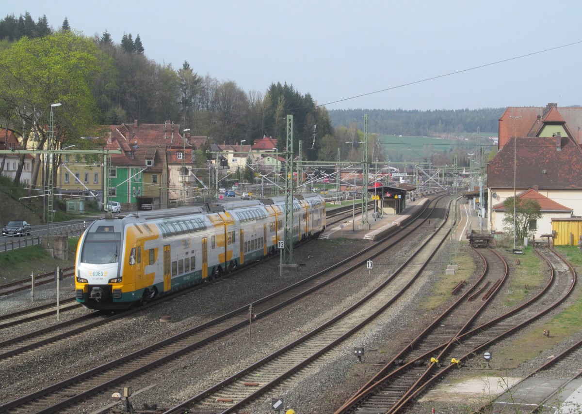 445 109 der ODEG durchfährt am 04. April 2014 den Bahnhof Kronach in Richtung Lichtenfels.
