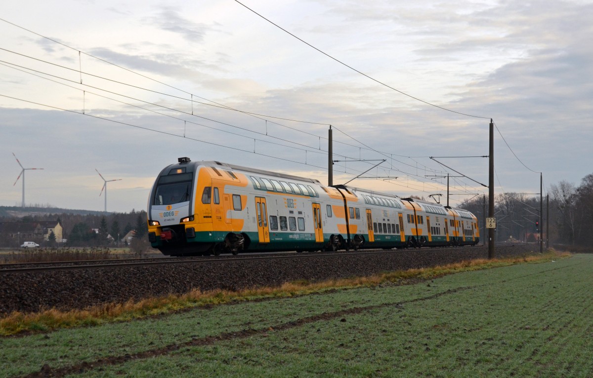 445 110 der ODEG unternahm am 19.12.15 eine Sonderfahrt von Berlin nach Bamberg. Hier rollt der KISS durch Burgkemnitz Richtung Bitterfeld.
