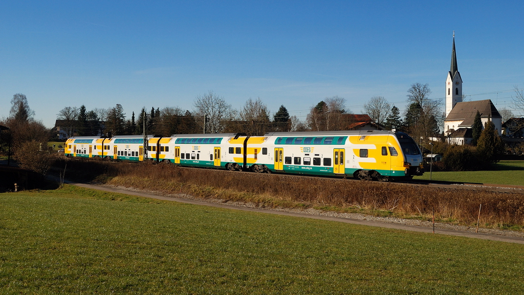 445.102 (ODEG) mit M 79017 (Meridian-Ersatzverkehr) in Stephanskirchen (16.12.2013)