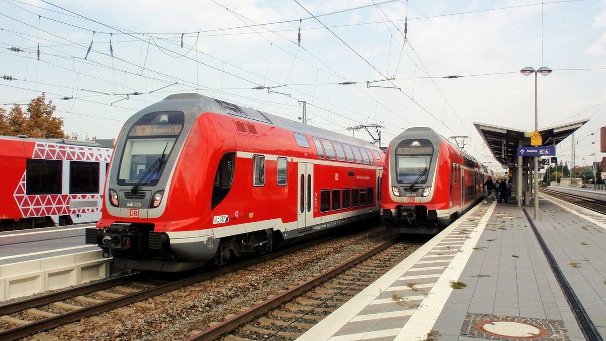 446 019 ist als 4567 nach Mannheim unterwegs, 446 023 (links) kann nun seinen nächsten Halt in Groß-Rohrheim ansteuern. Aufgenommen am 07. Oktober 2018.