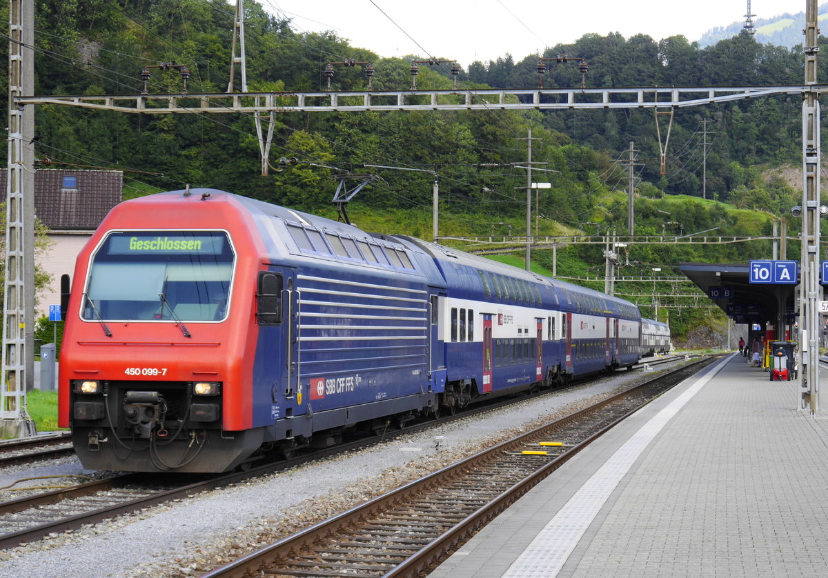 450 099 und eine dreiteilige Doppelstockkomposition der S-Bahn Zürich pausieren am 11.8.16 in Ziegelbrücke. Der nächste Einsatz wird darin bestehen, die S 25 aus Linthal auf dem Abschnitt Ziegelbrücke - Zürich zu verstärken.