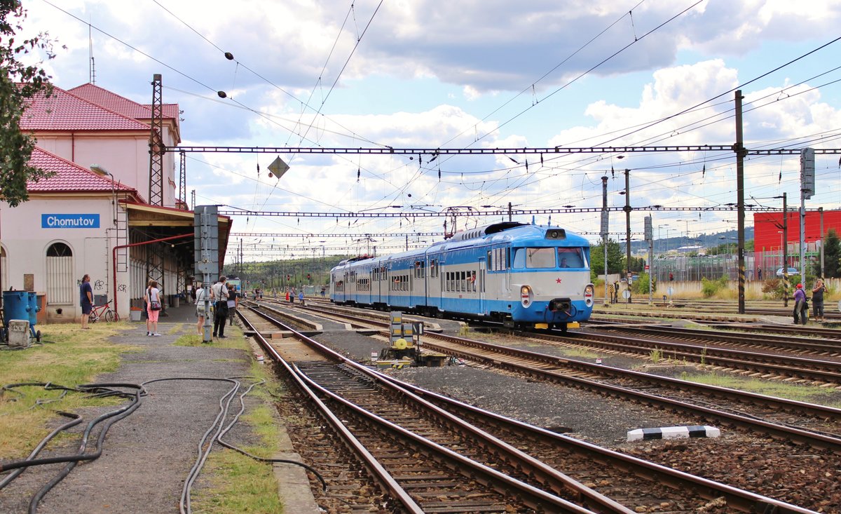 451 045/046 fuhr 11.08.18 Nachmittag als Sp 11935 Chomutov - Praha Libeň zurück. Zu sehen ist der Triewagen in der Ausfahrt Chomutov.