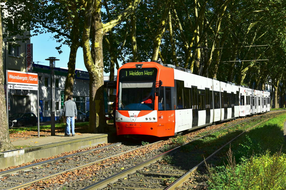 4513 als umgeleitete Linie 1 mit dem Ziel  Weiden West  an der Haltestelle  Weinbergstraße/Gürtel  am 10.09.2017.