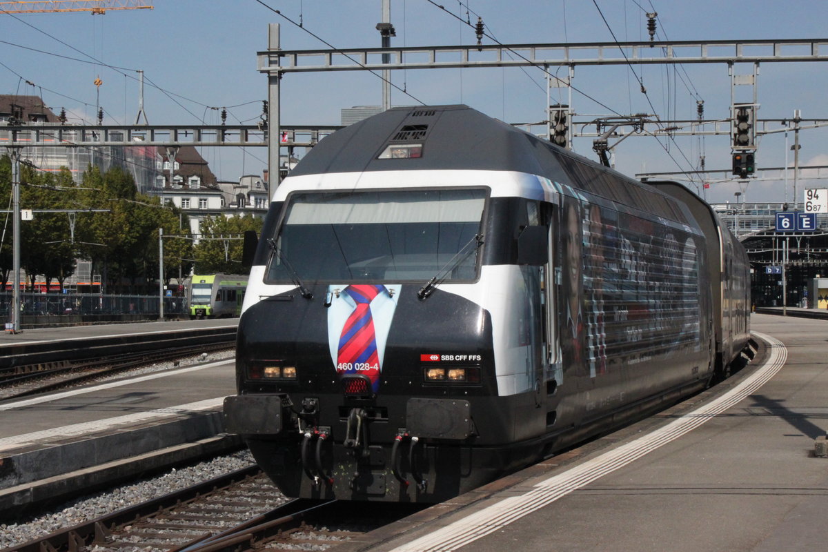 460 028 machte im Jahr 2016 Werbung für das Zugteam der SBB. Hier verlässt sie den Bahnhof von Luzern am 02.09.2016 mit IR 2648 nach Zürich Flughafen.