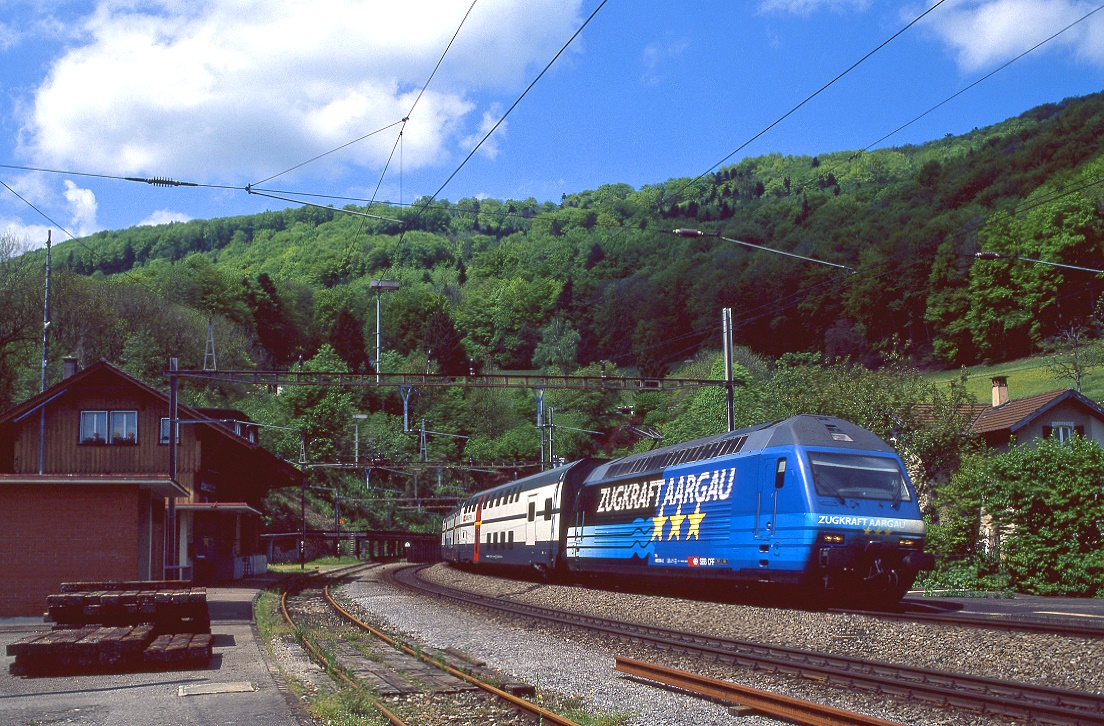 460 034 hat den Bözbergtunnel verlassen und rollt Richtung Brugg, 09.05.2005. Das Bahnhofsgebäude wird in absehbarer Zeit der Anbindung der des neu zu bauenden Tunnels weichen müssen.