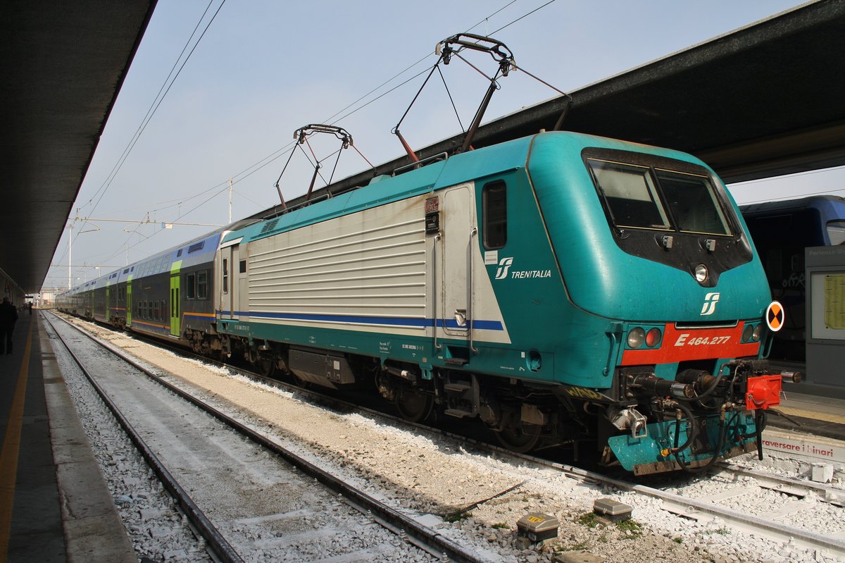 464.277 wartet am Vormittag des 2.10.2016 mit dem R2462 von Venezia Santa Lucia nach Trieste Centrale im Startbahnhof auf Abfahrt.