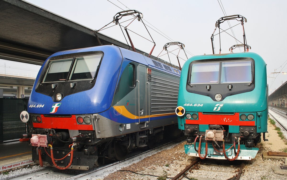 464.694 steht am 1.10.2016 mit dem R2231 nach Bologna Centrale in Venezia Santa Lucia. 464.634 wartet zusammen mit einer Dosto-Einheit auf neue Leistungen. 