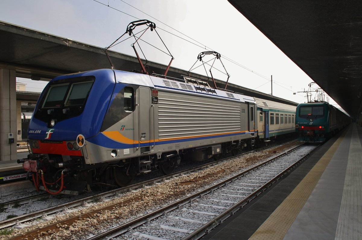 464.696 steht am 2.10.2016 mit dem R2247 nach Bologna Centrale in Venezia Santa Lucia.
